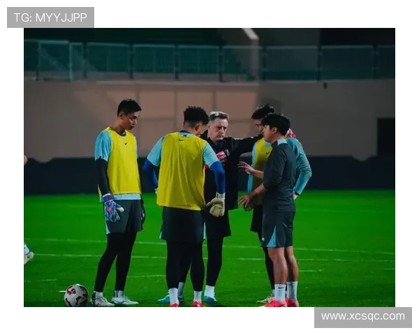 赛场传友好迪纳摩赠民族帽申花 赛场传友好迪纳摩赠民族帽申花